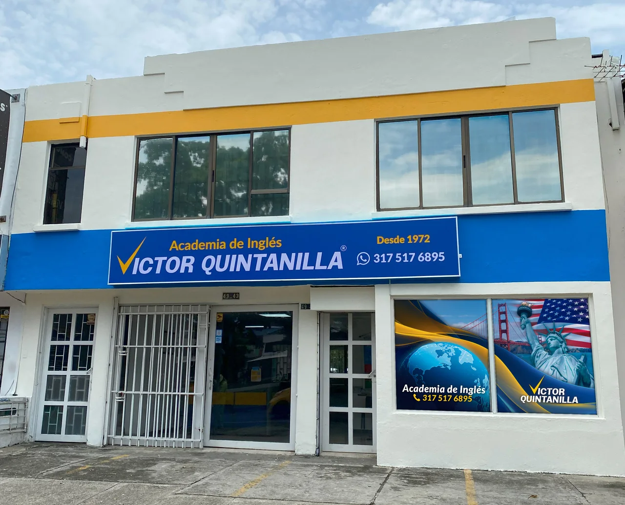 Fachada de la Academia de Inglés Víctor Quintanilla en La Flora